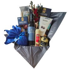 Cesta Presente com Vinho, Aperitivos e Chocolates