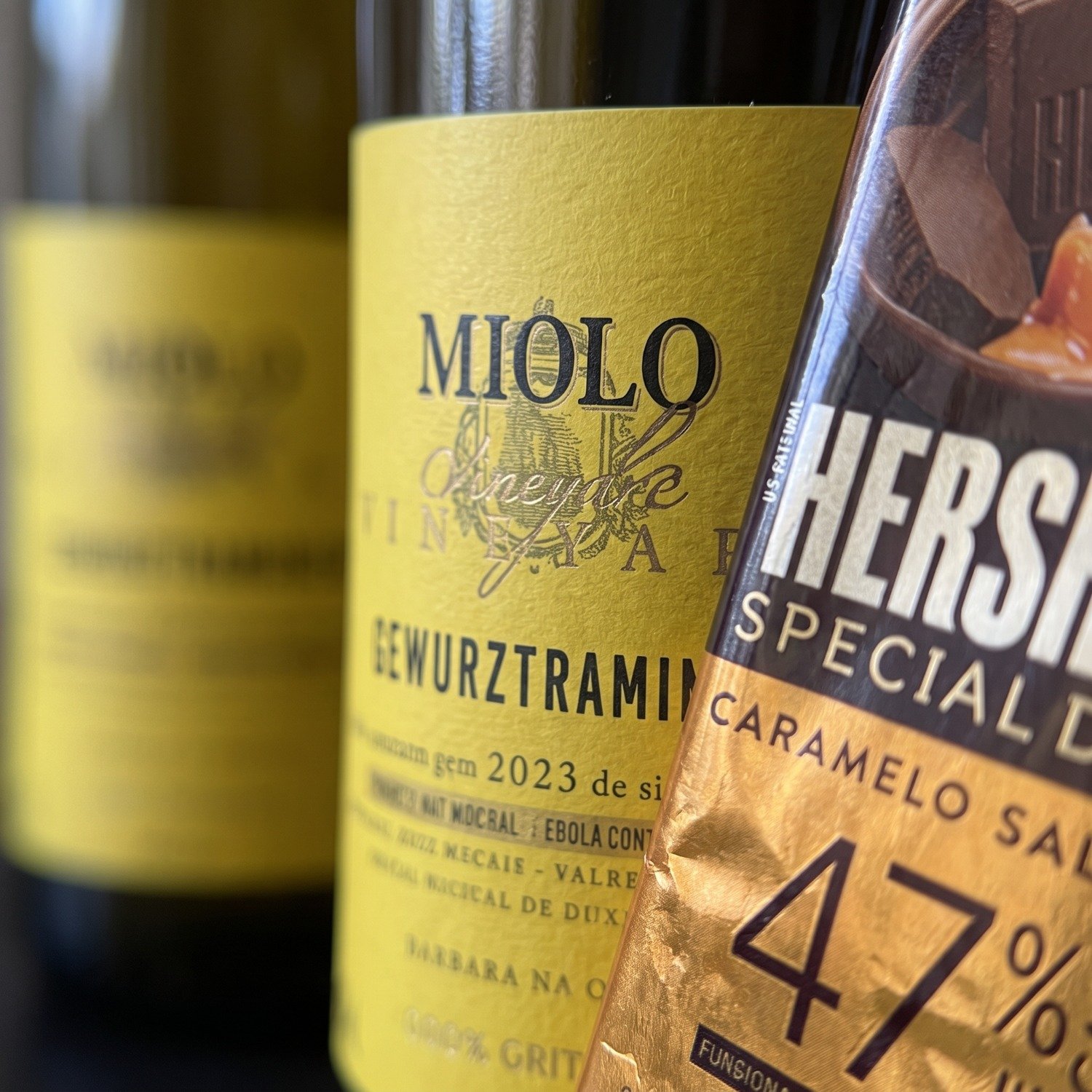 Kit Vinho Gewurztraminer e Chocolate Caramelo Salgado