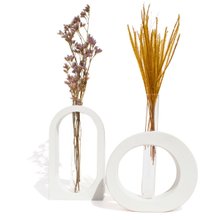 Par Vasos Janela e Redondo de Cimento com Flores Secas