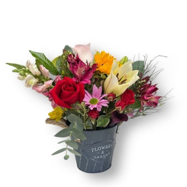 Arranjo de Flores Coloridas em Balde Decorativo