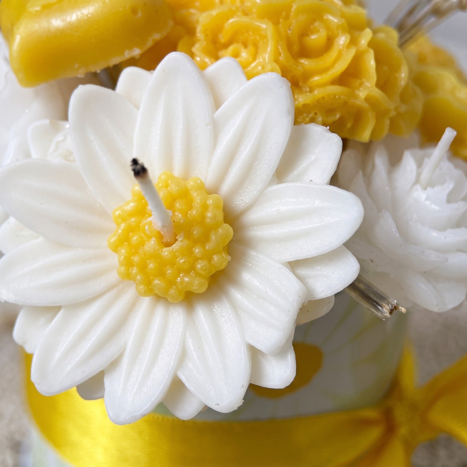 Arranjo Flores de Velas Aromáticas Amarelas