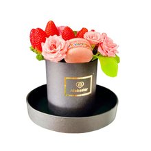 Box Vitrine Floral com Morangos e Macaron 