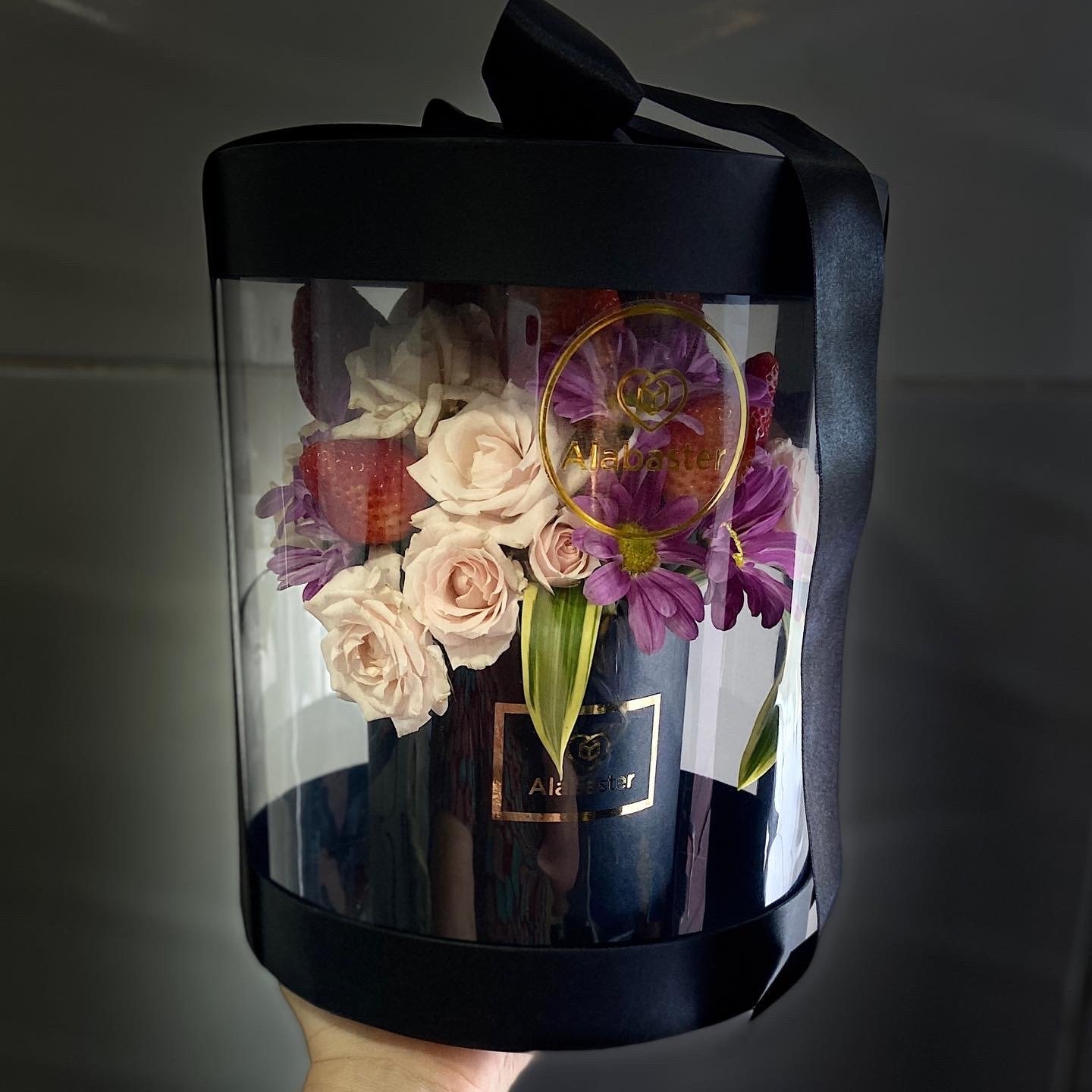 Box Vitrine Floral com Morangos e Macaron 