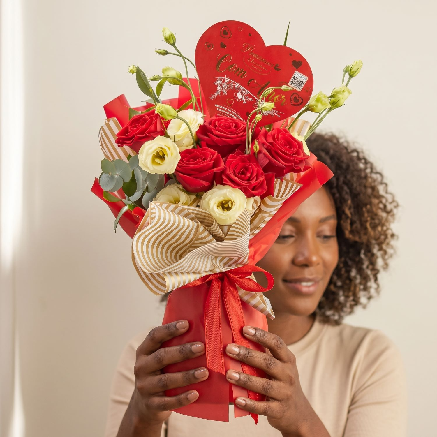 Buquê de Rosas Vermelhas Colombianas com Bombons Finos