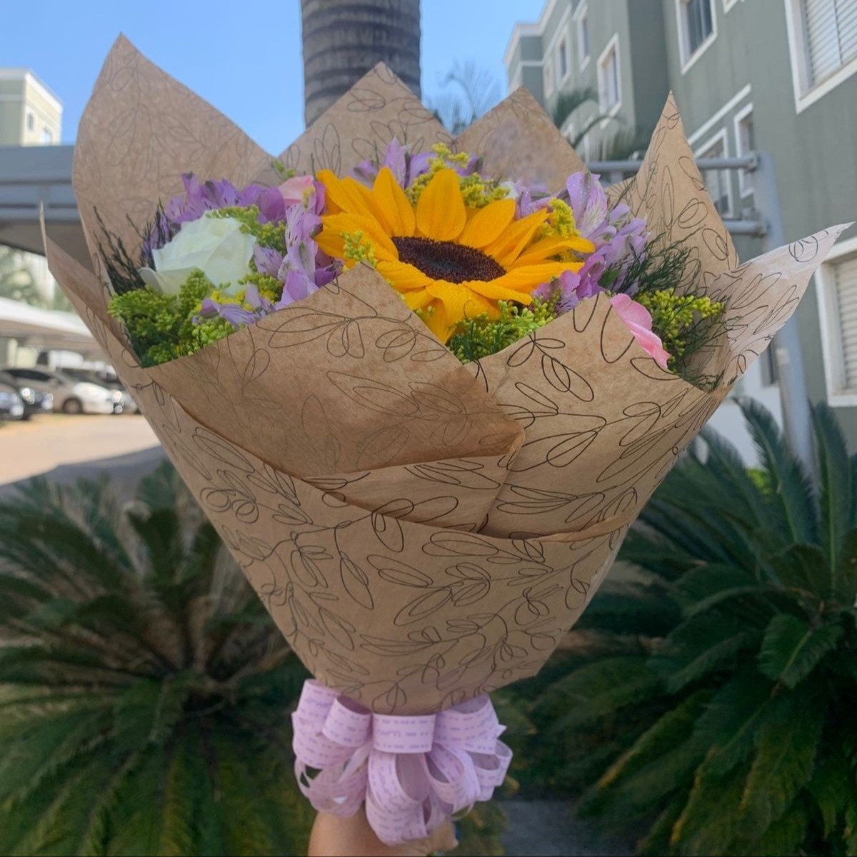 Buquê Rosas Coloridas e Girassol