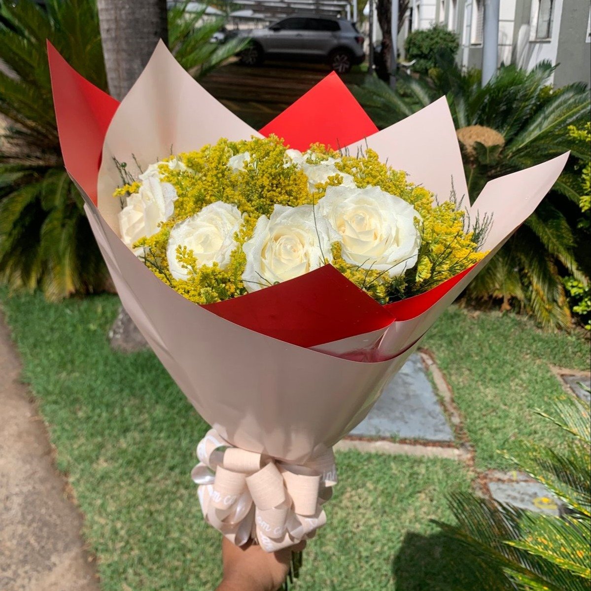 Buquê Louis 12 Rosas Brancas