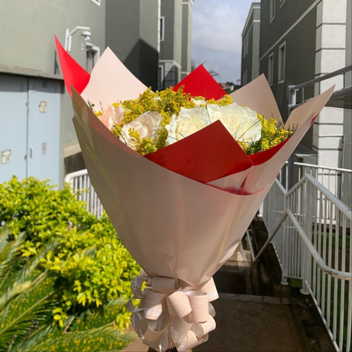 Buquê Louis 12 Rosas Brancas