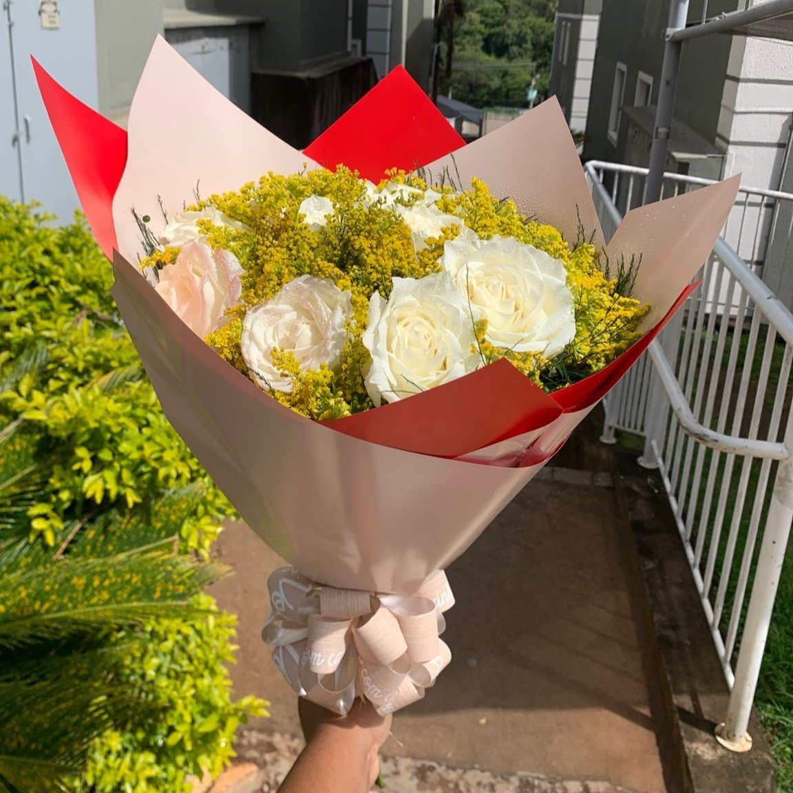 Buquê Louis 12 Rosas Brancas