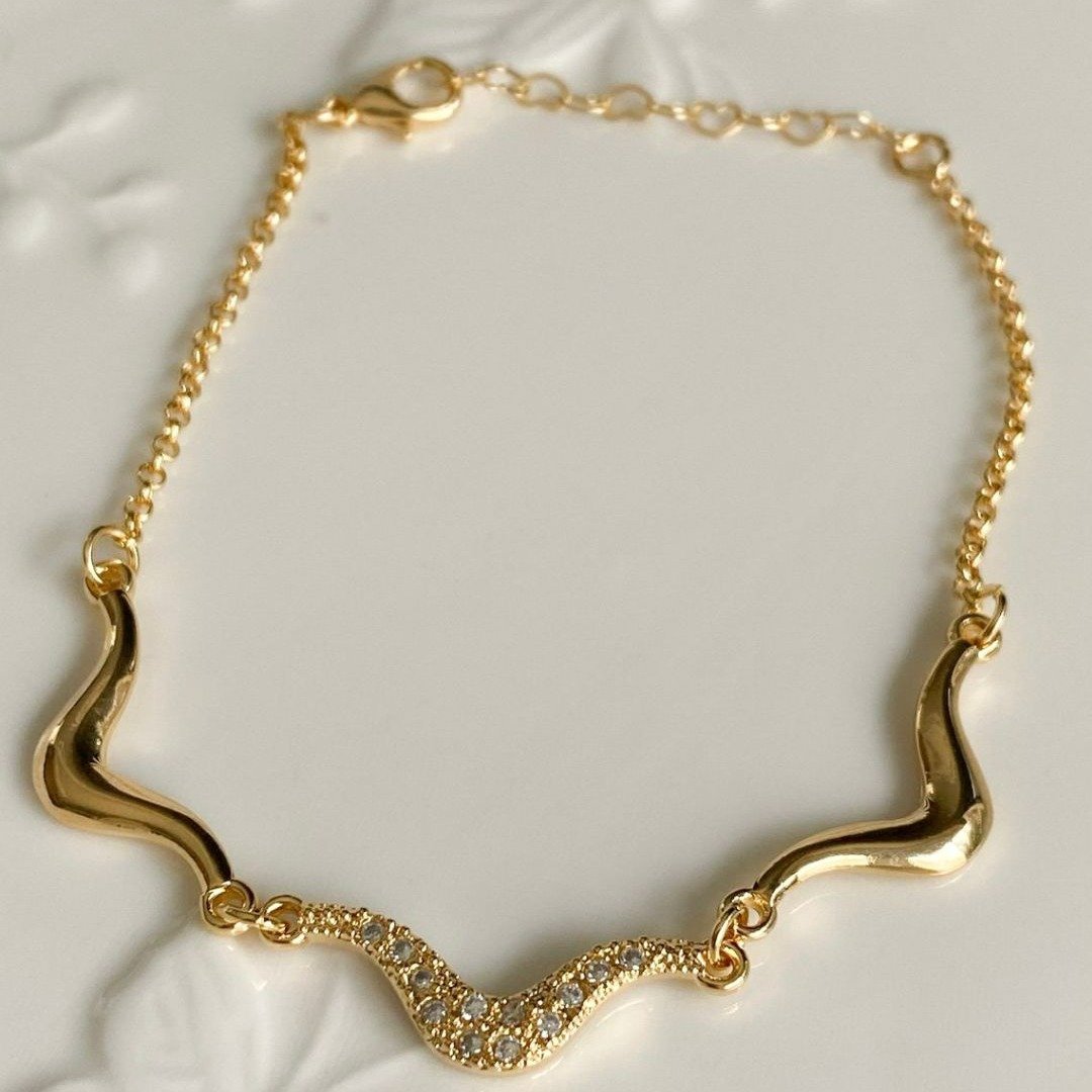 Pulseira Dourada Ondulada com  Zircônias Brilhante