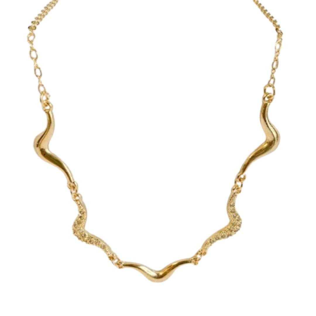 Colar Feminino Ondulado com Detalhes em Brilho