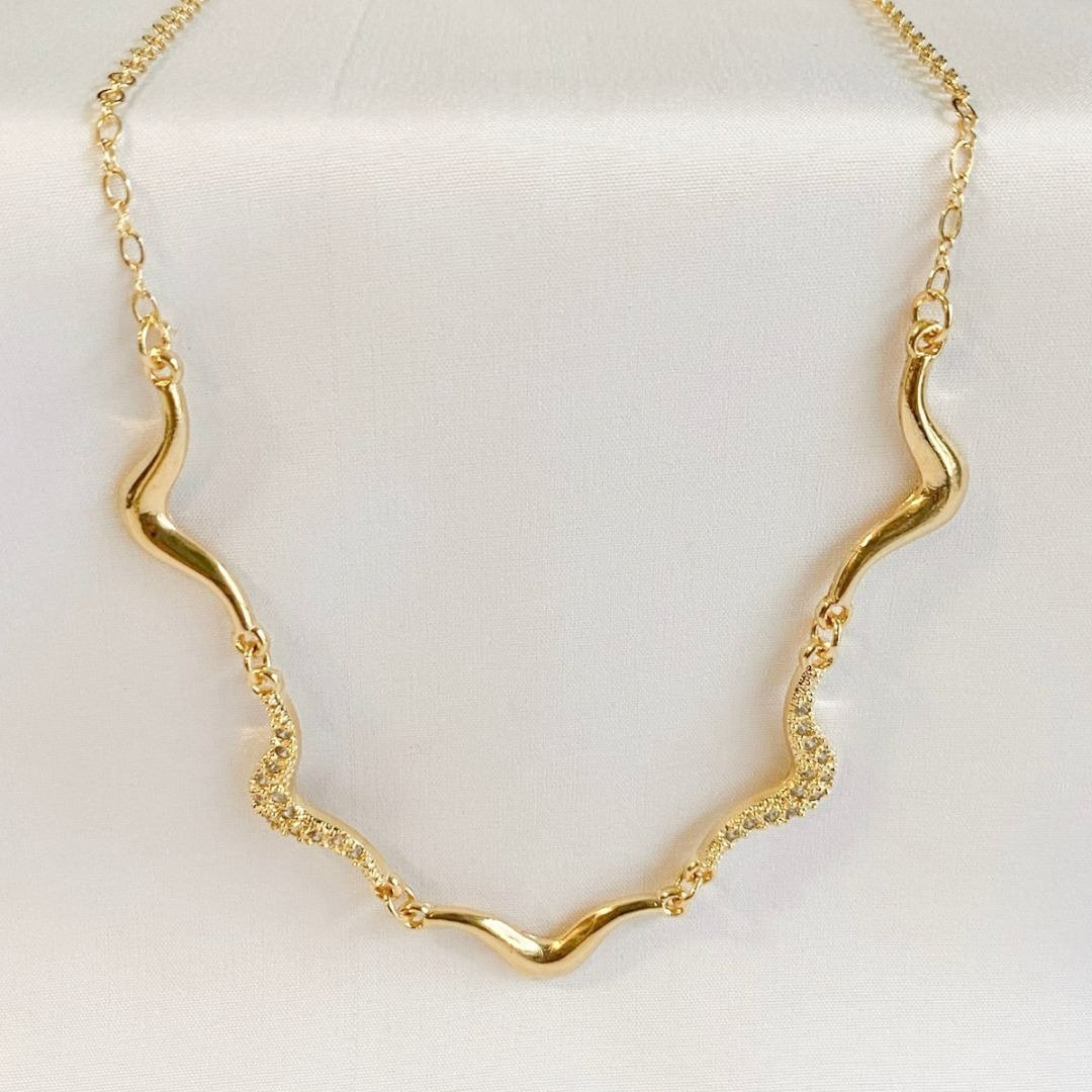 Colar Feminino Ondulado com Detalhes em Brilho
