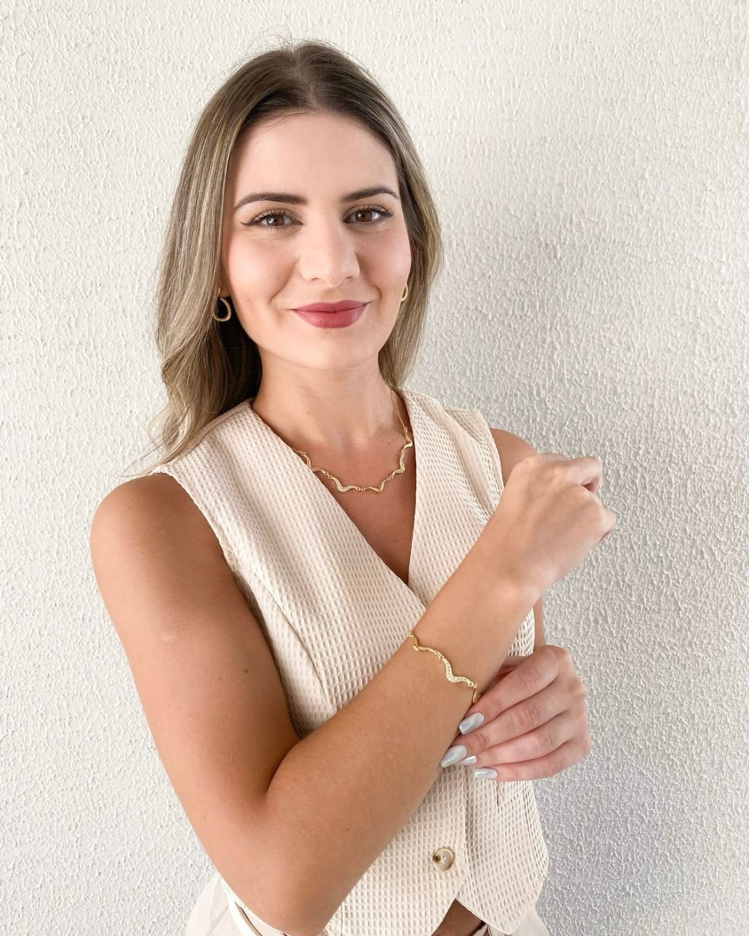 Colar Feminino Ondulado com Detalhes em Brilho