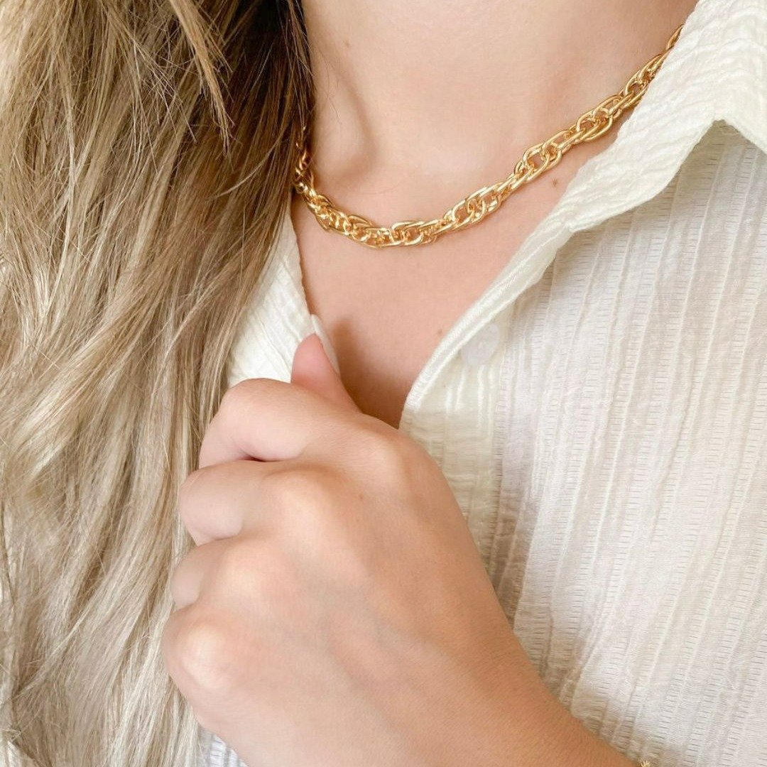 Choker Dourada Elos Entrelaçados
