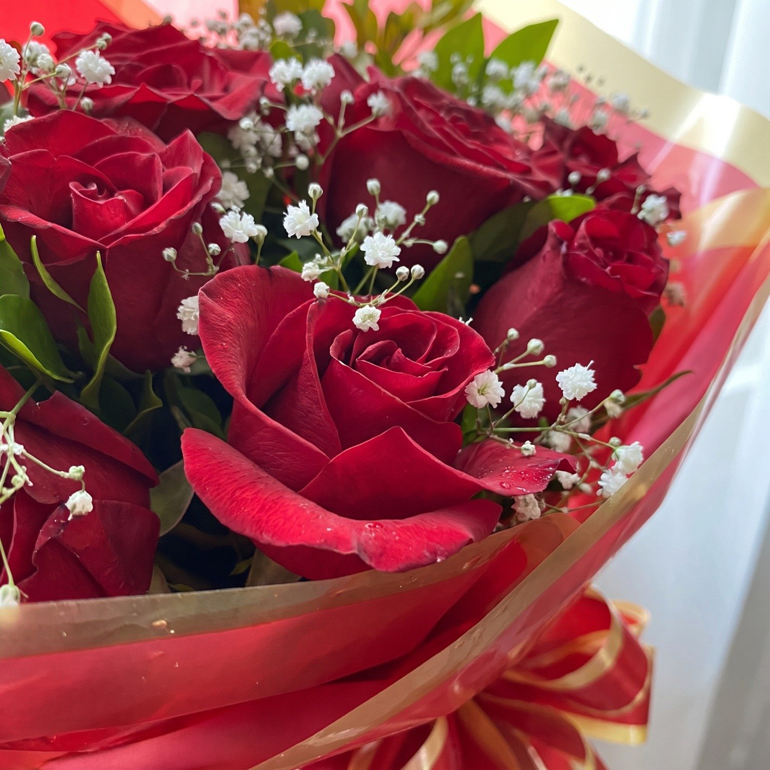 Buquê de 12 Rosas Vermelhas e Egpson