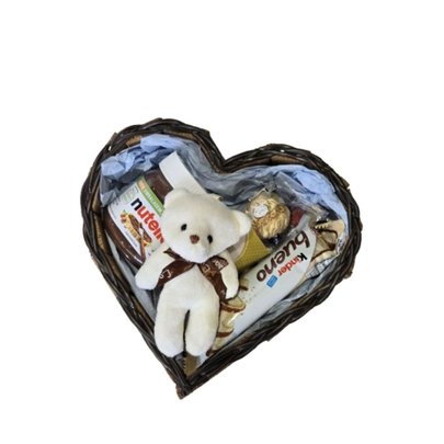 Cesta Presente Coração com Pelúcia e Chocolates
