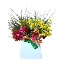 Arranjo Colorido com Astromélias no Cachepot