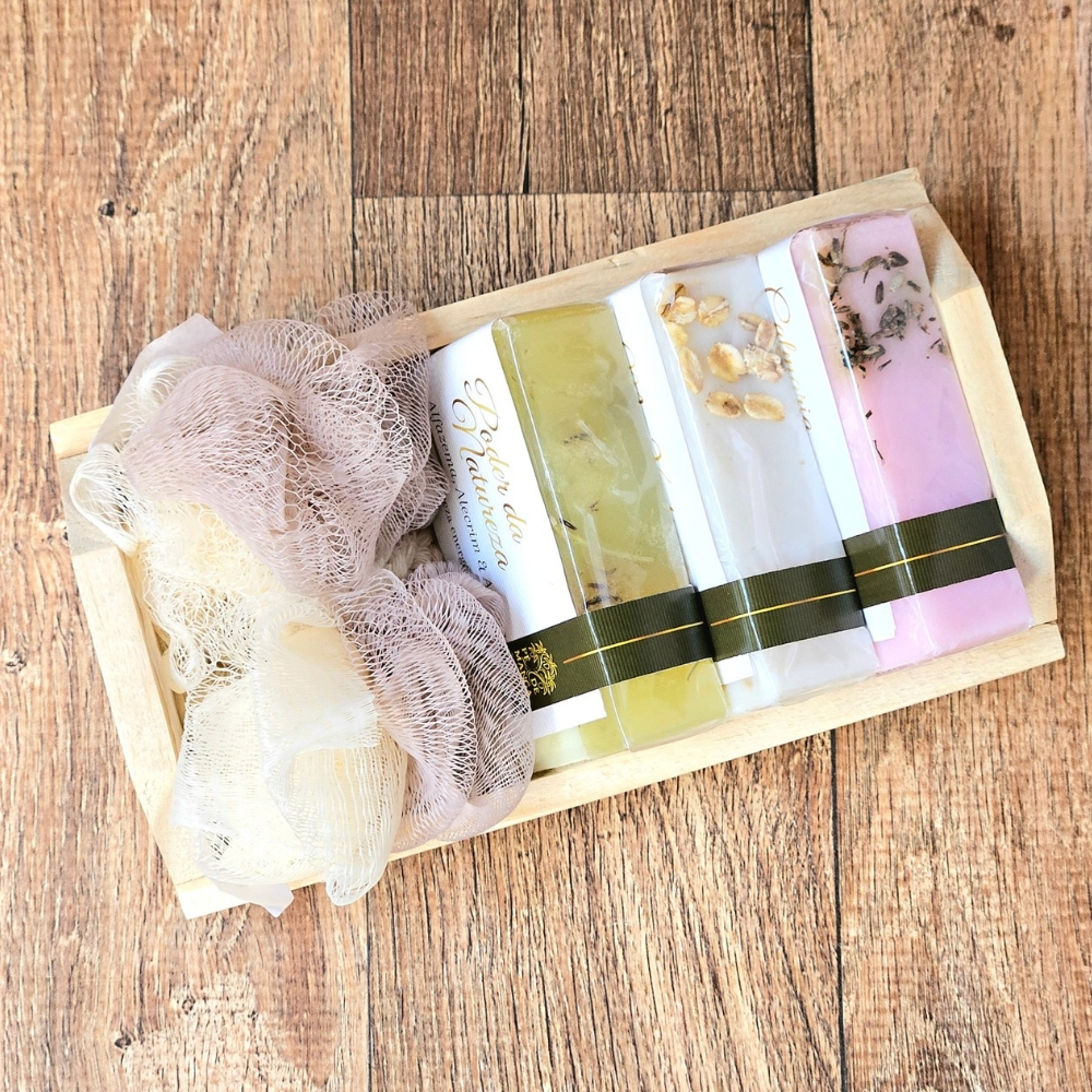 Kit Caixote 3 Sabonetes Artesanais e Bucha para Banho