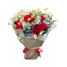 Buquê Carinho Rosas e Eucalipto