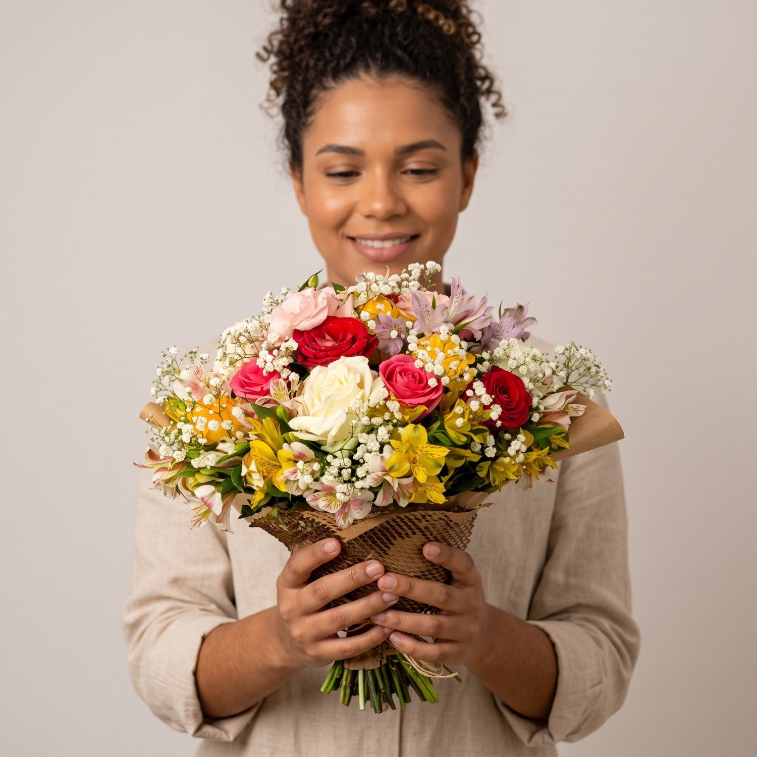 Buquê Misto com Rosas e Flores Campestres