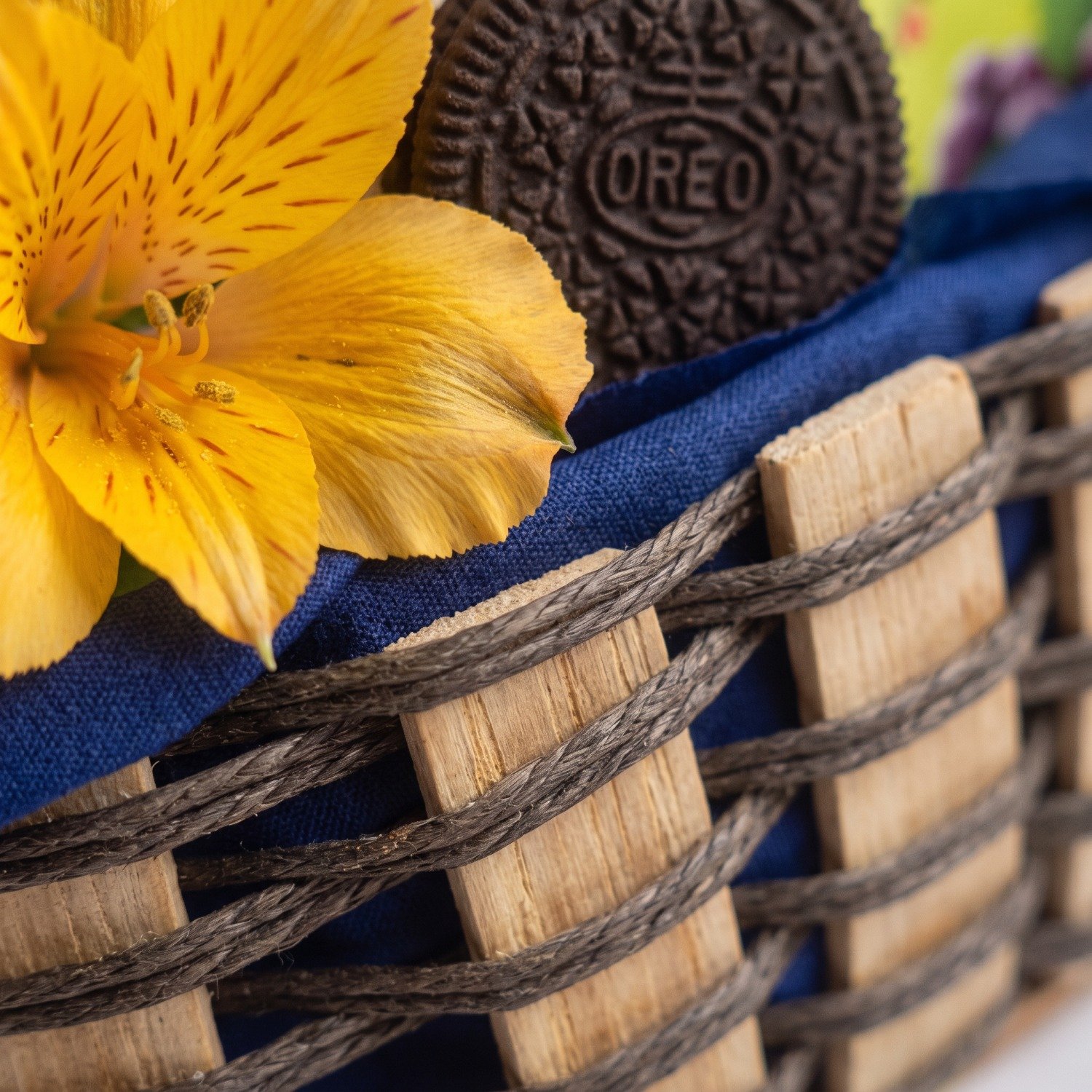 Cesta Romântica Forma de Coração Com Flores e Frutas 
