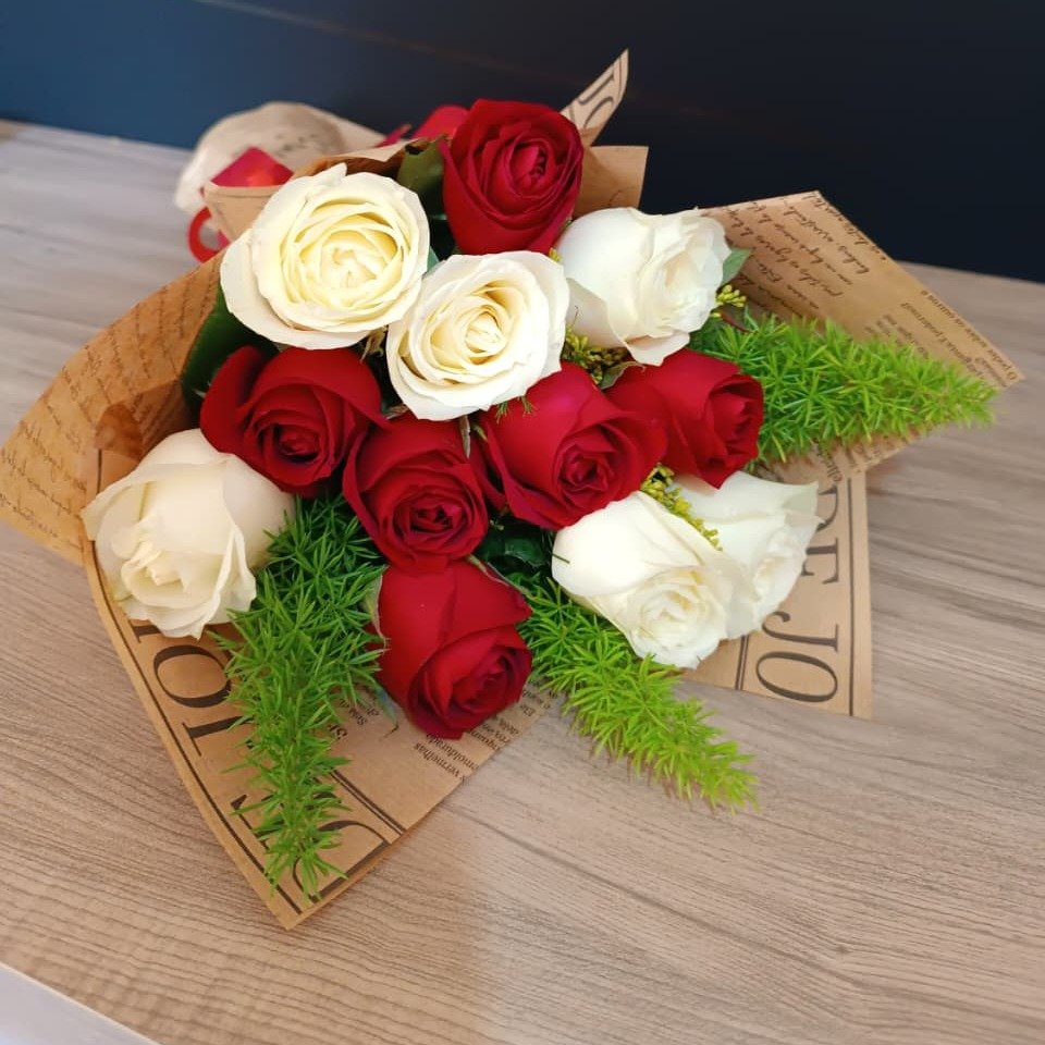 Buquê de Rosas Vermelhas e Brancas Amor e Pureza