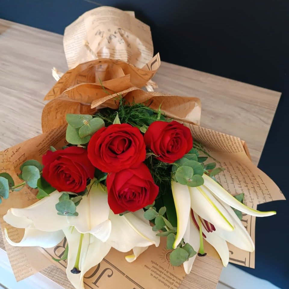 Buquê Lírios e Rosas Vermelhas Minimalista Poético 