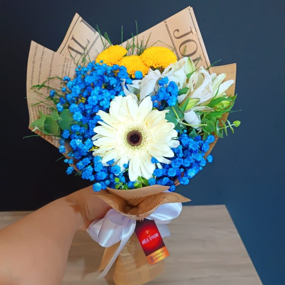 Buquê de Gerbera e Flores Azuis Buquê Primavera Azul