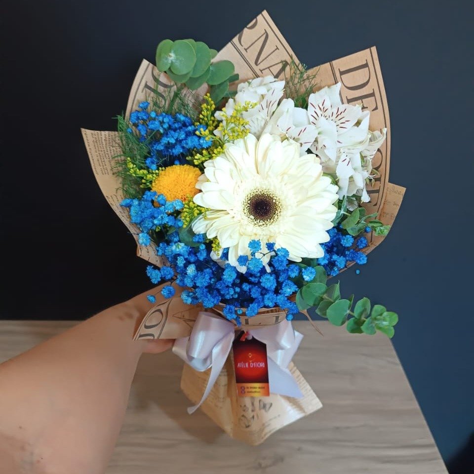 Buquê de Gerbera e Flores Azuis Buquê Primavera Azul