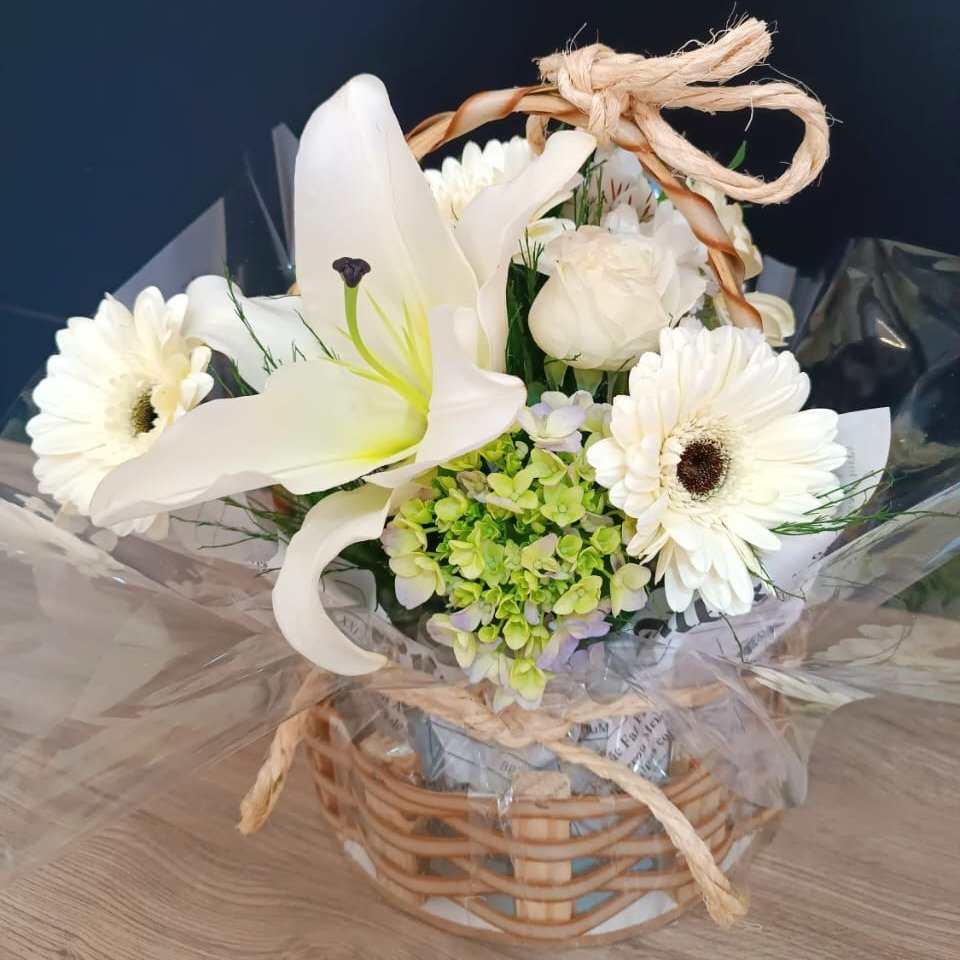 Cesta de Flores Nobres Brancas Beleza Serena 