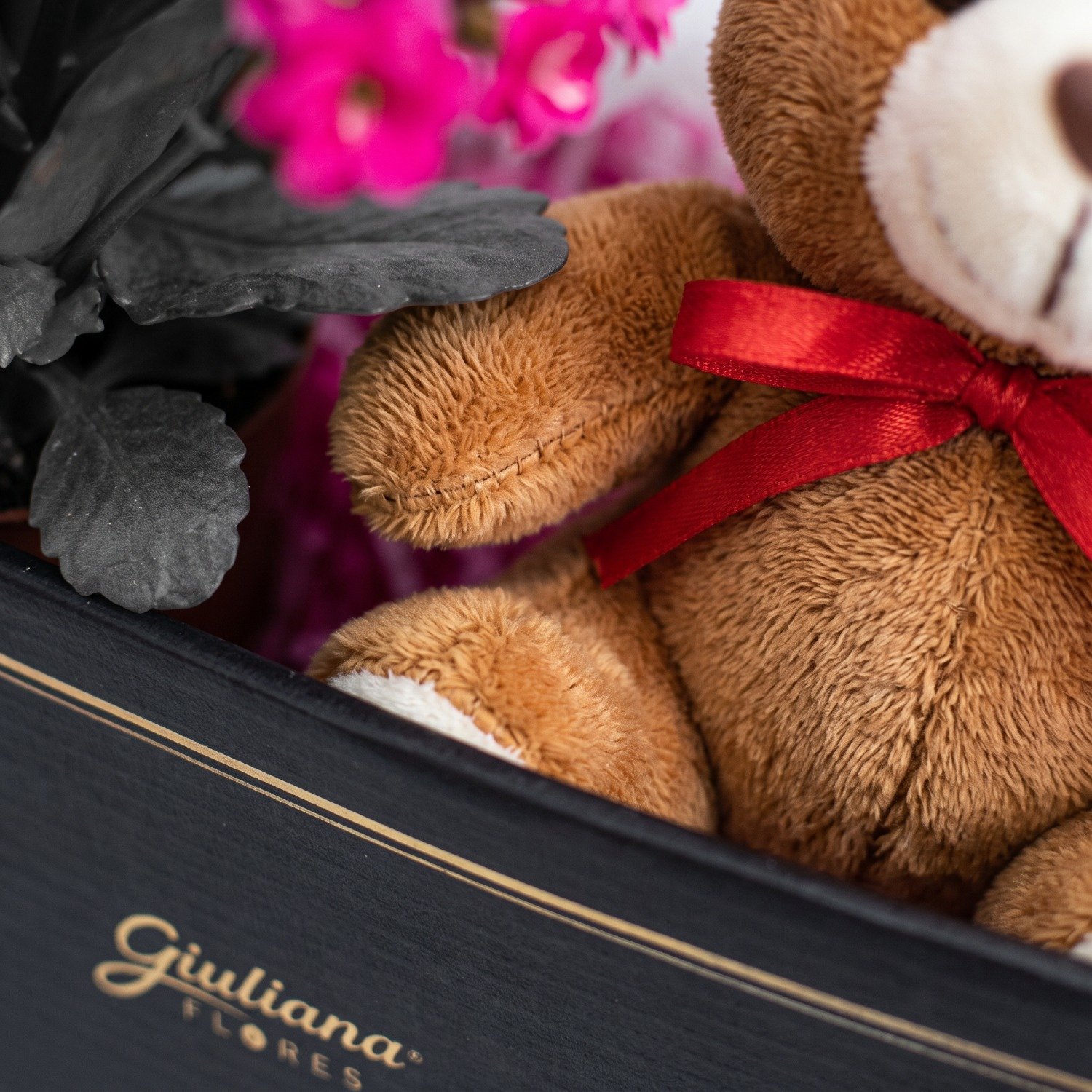 Box Preta Amor com Flor e Pelúcia
