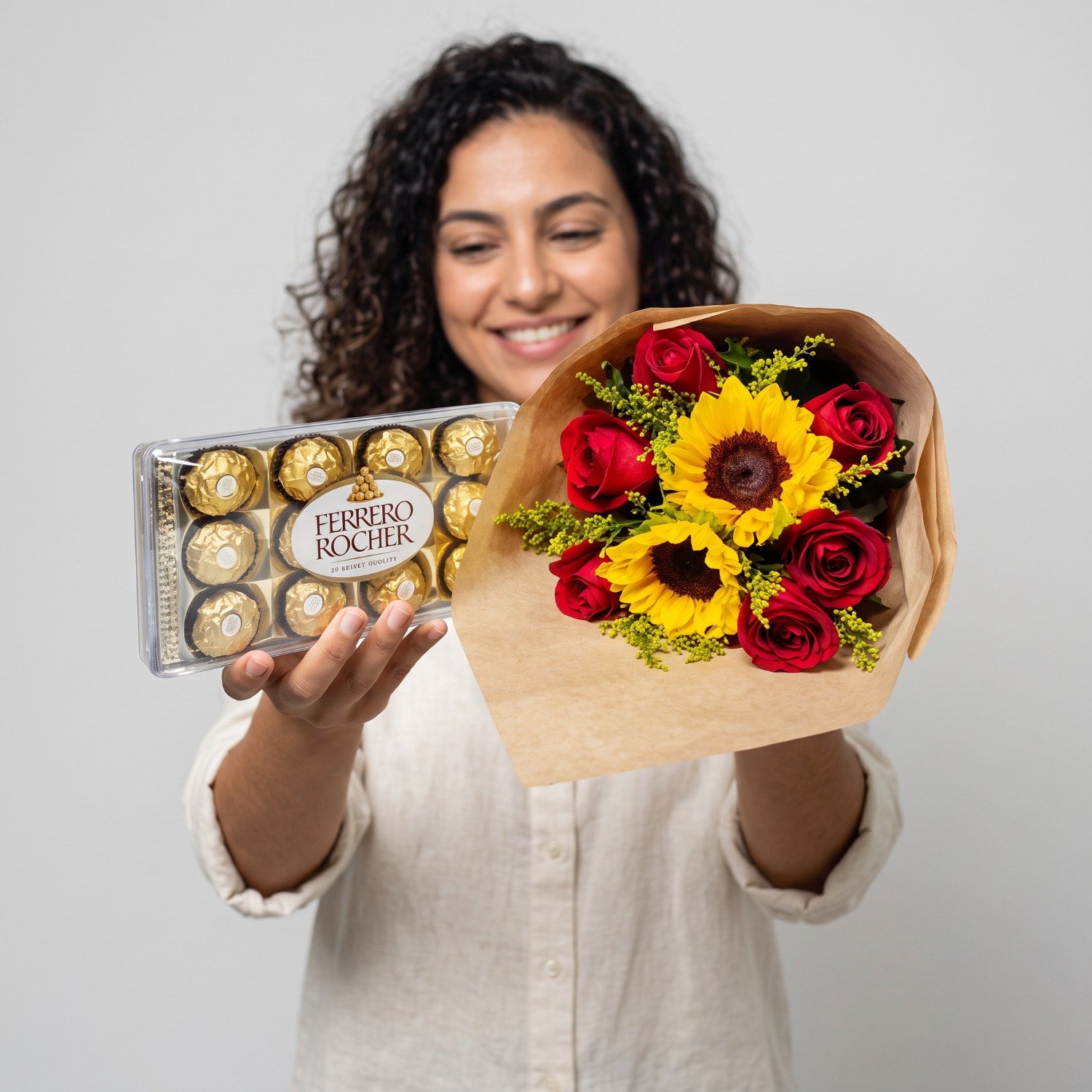 Buquê De 2 Girassóis E 6 Rosas Vermelhas Com Ferrero