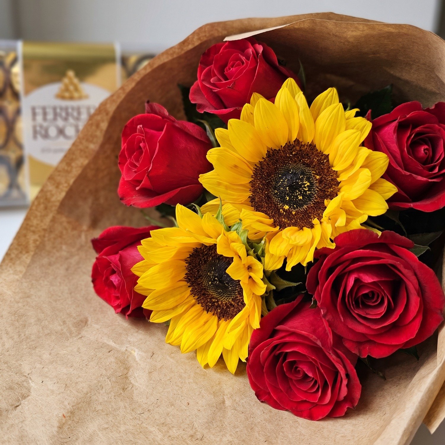 Buquê De 2 Girassóis E 6 Rosas Vermelhas Com Ferrero