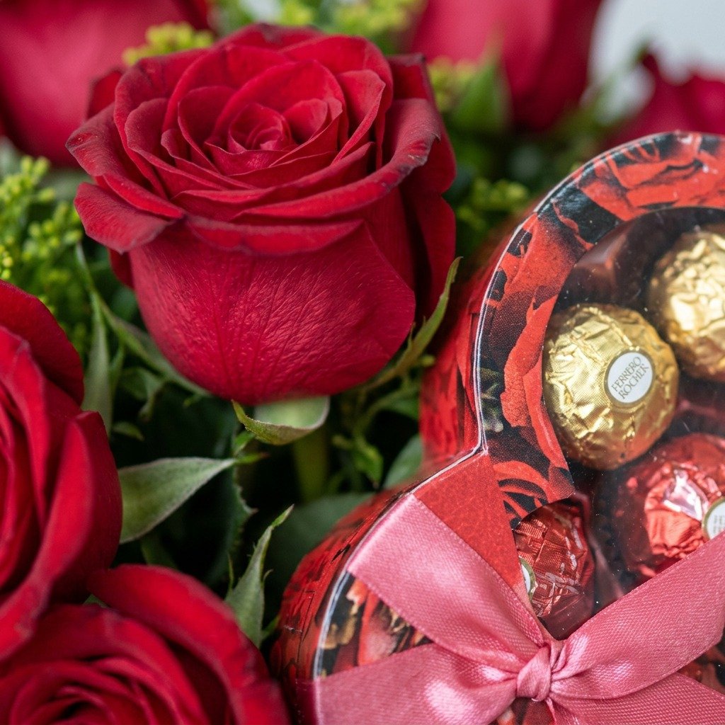 Buquê De 12 Rosas Vermelhas Com Chocolate Coração