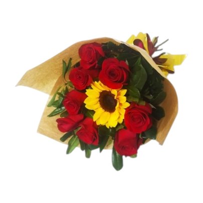 Buquê 8 Rosas Vermelhas E 1 Girassol No Kraft