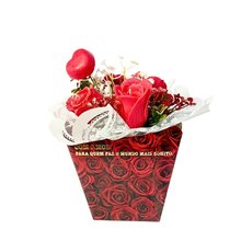 Arranjo Flores e Corações em Rosas