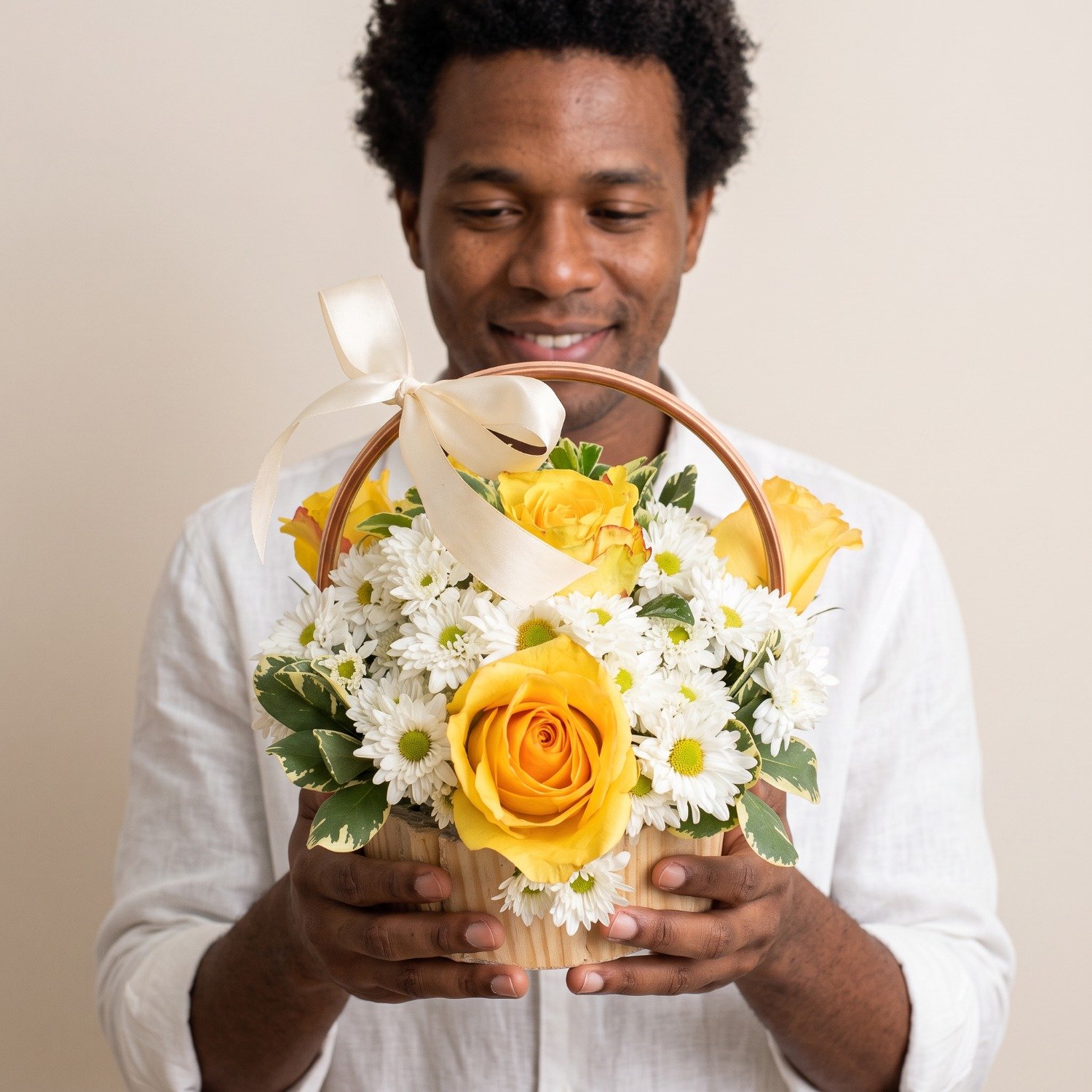 Cesta com Rosas Amarelas e Margaridas Brancas