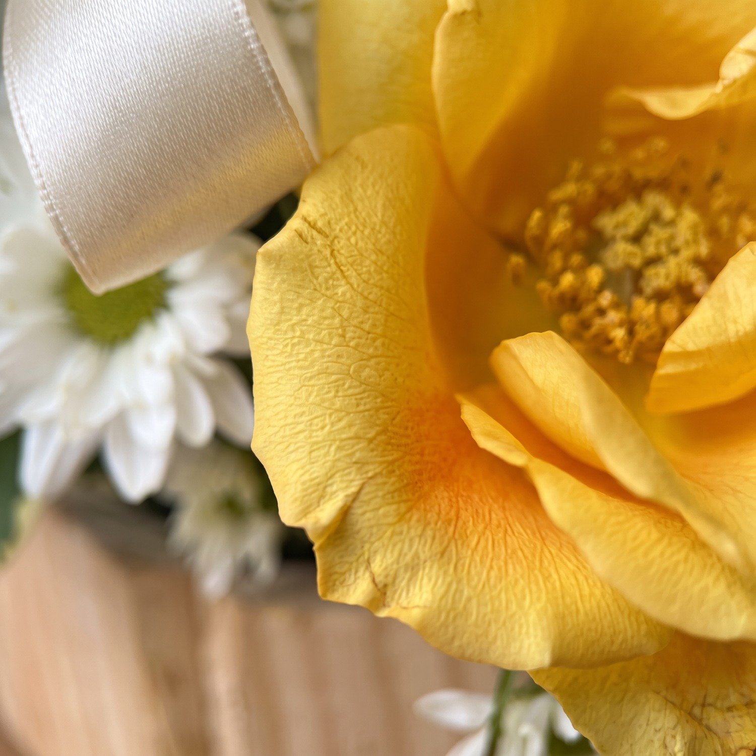 Cesta com Rosas Amarelas e Margaridas Brancas