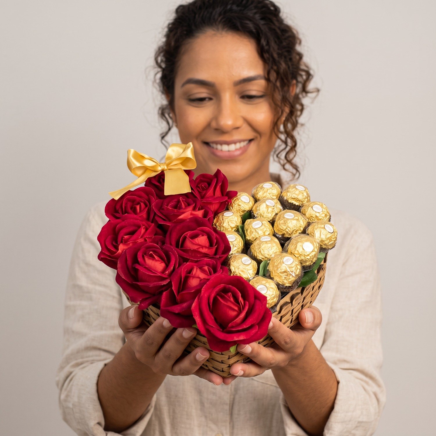 Cesta Coração Bombons Ferrero Rocher Rosas Vermelhas