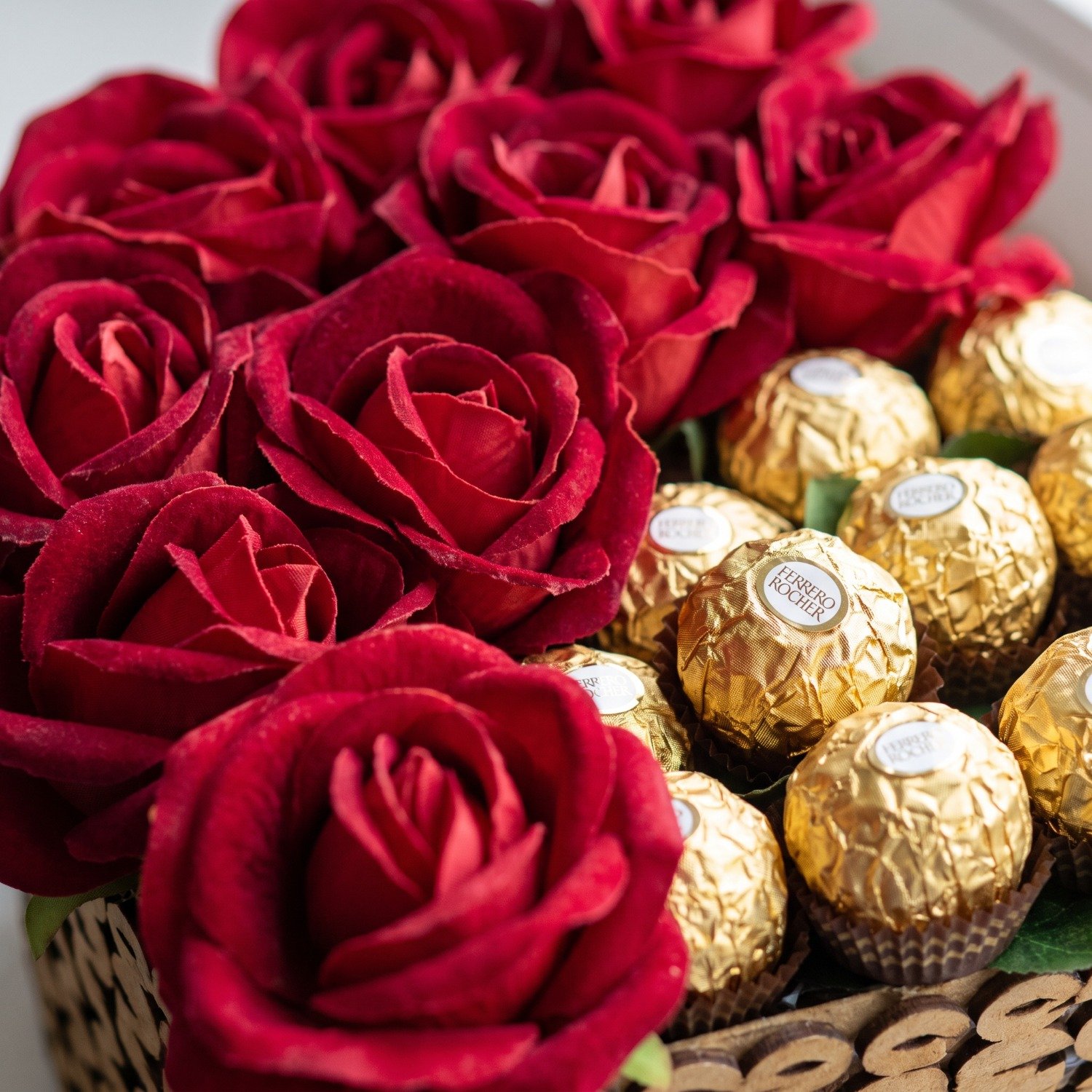 Cesta Coração Bombons Ferrero Rocher Rosas Vermelhas