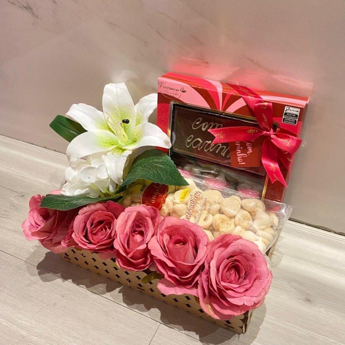 Cesta Pequena Presente Rosas Artificiais Chocolate