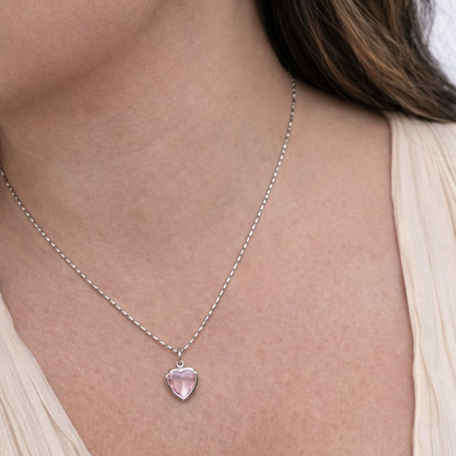 Colar Coração de Vidro Rosa em Ródio Branco