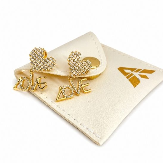 Brinco Coração Love Cravejado Banhado a Ouro 18K