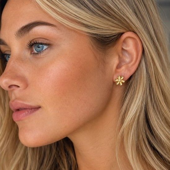 Brinco Flor Ponto de Luz Banhado a Ouro 18K