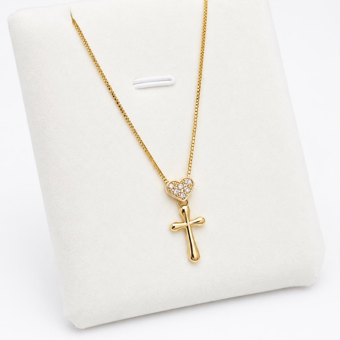 Colar Cruz e Coração Cravejado Banhado a Ouro 18k