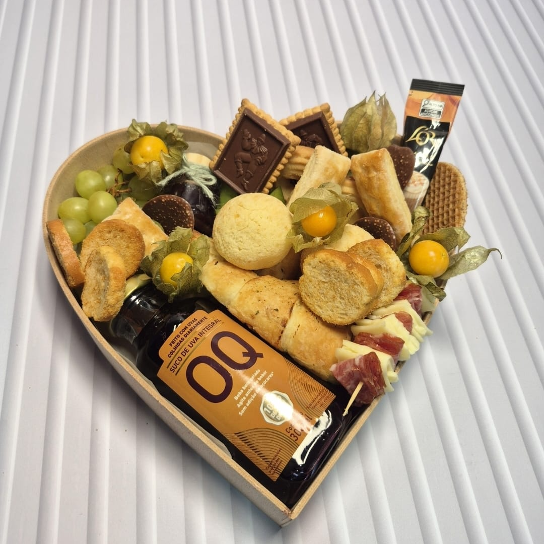 Cesta De Café Da Manhã De Coração