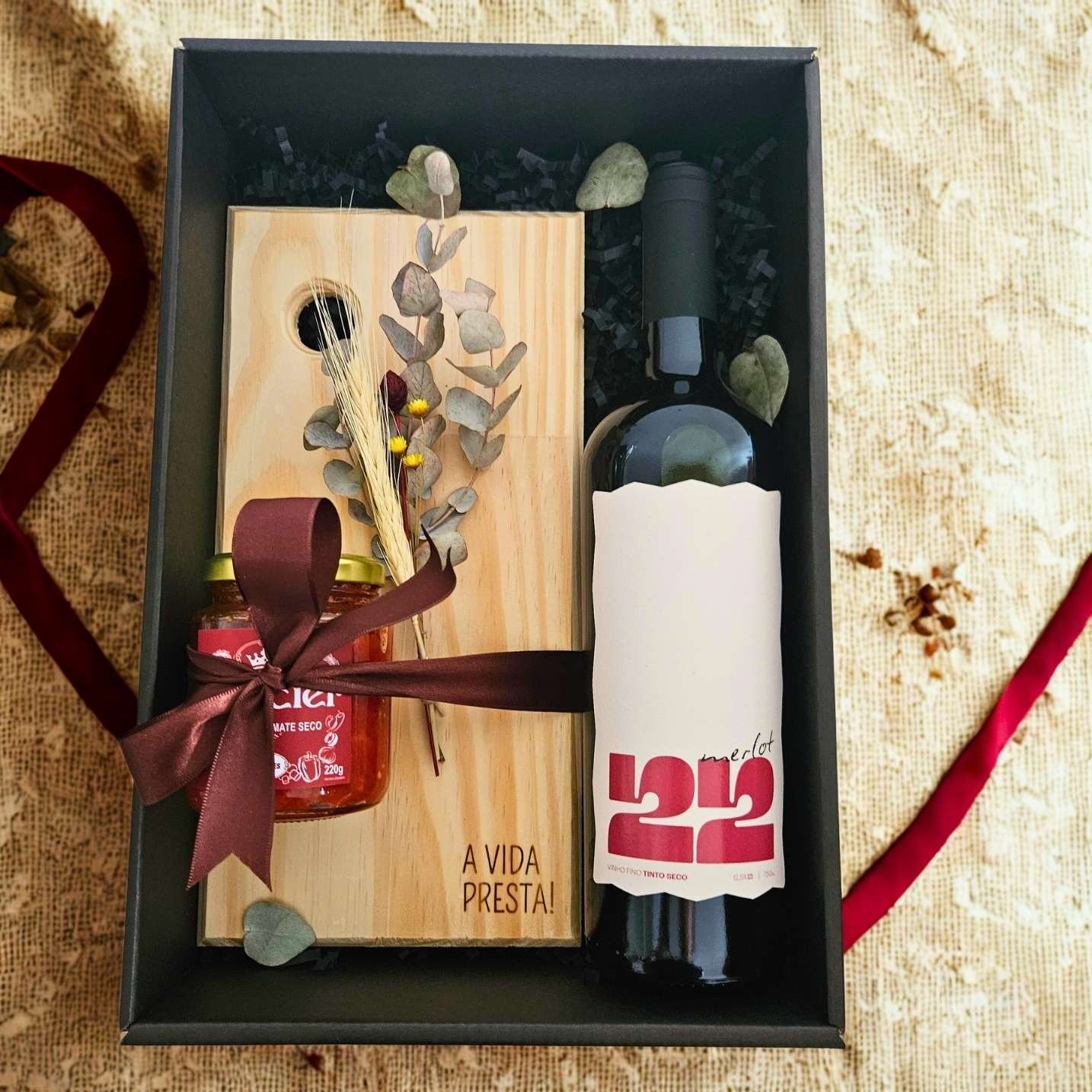 Cesta com Vinho Merlot, Tábua e Antepasto