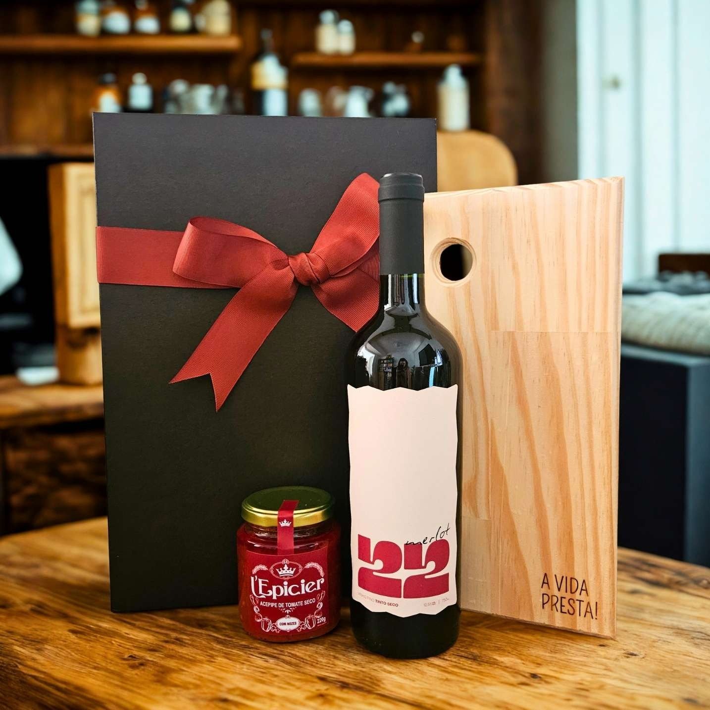 Cesta com Vinho Merlot, Tábua e Antepasto
