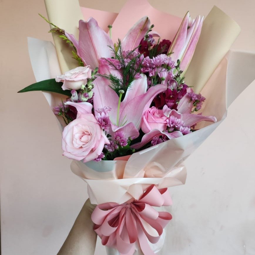 Buquê Lírios, Rosas Cor de Rosa e Flor do Campo Lilás