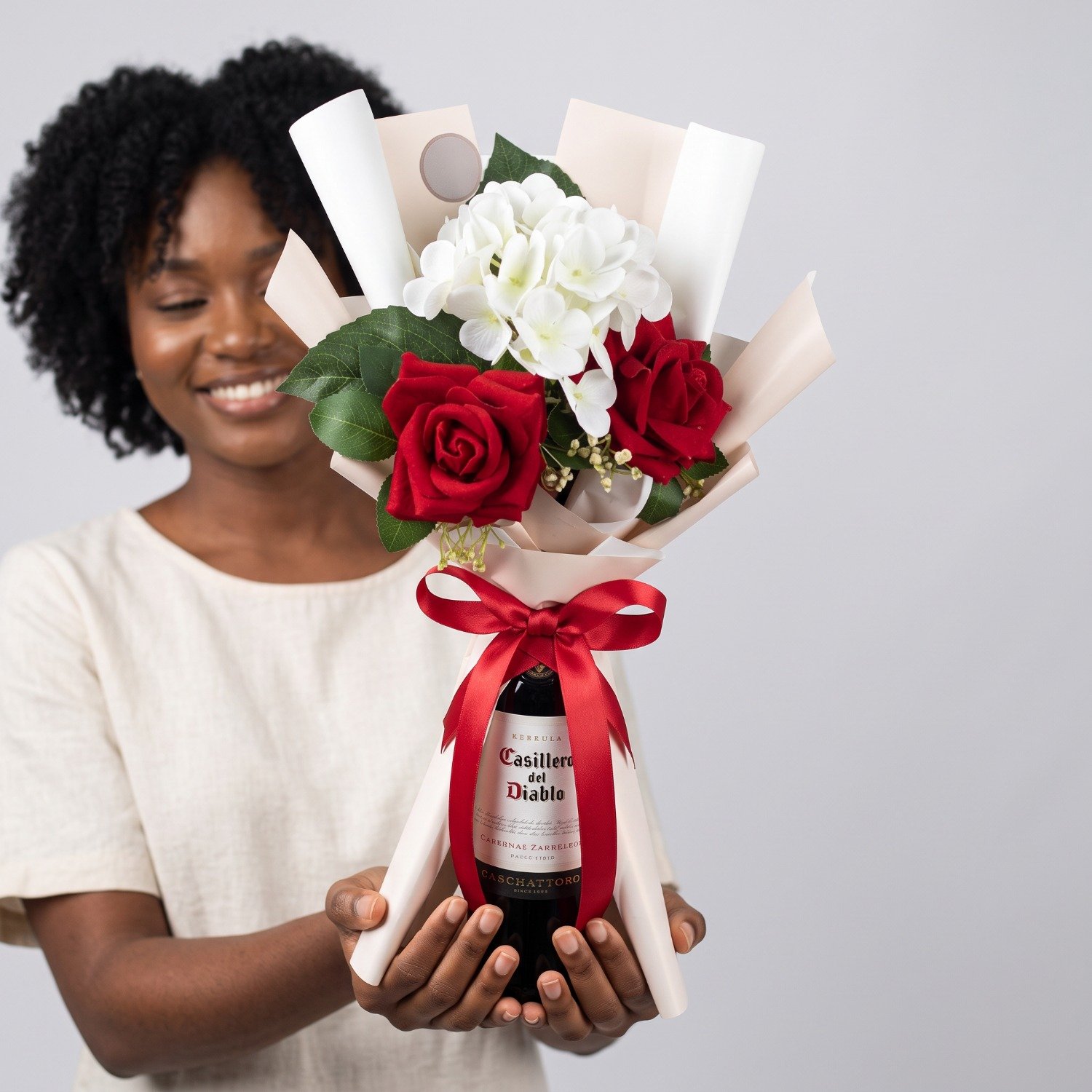 Buquê No Vinho Com Rosas Vermelhas