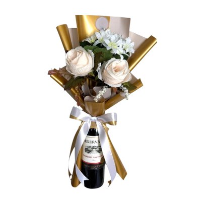 Buquê No Vinho Reservado Com Flores Brancas